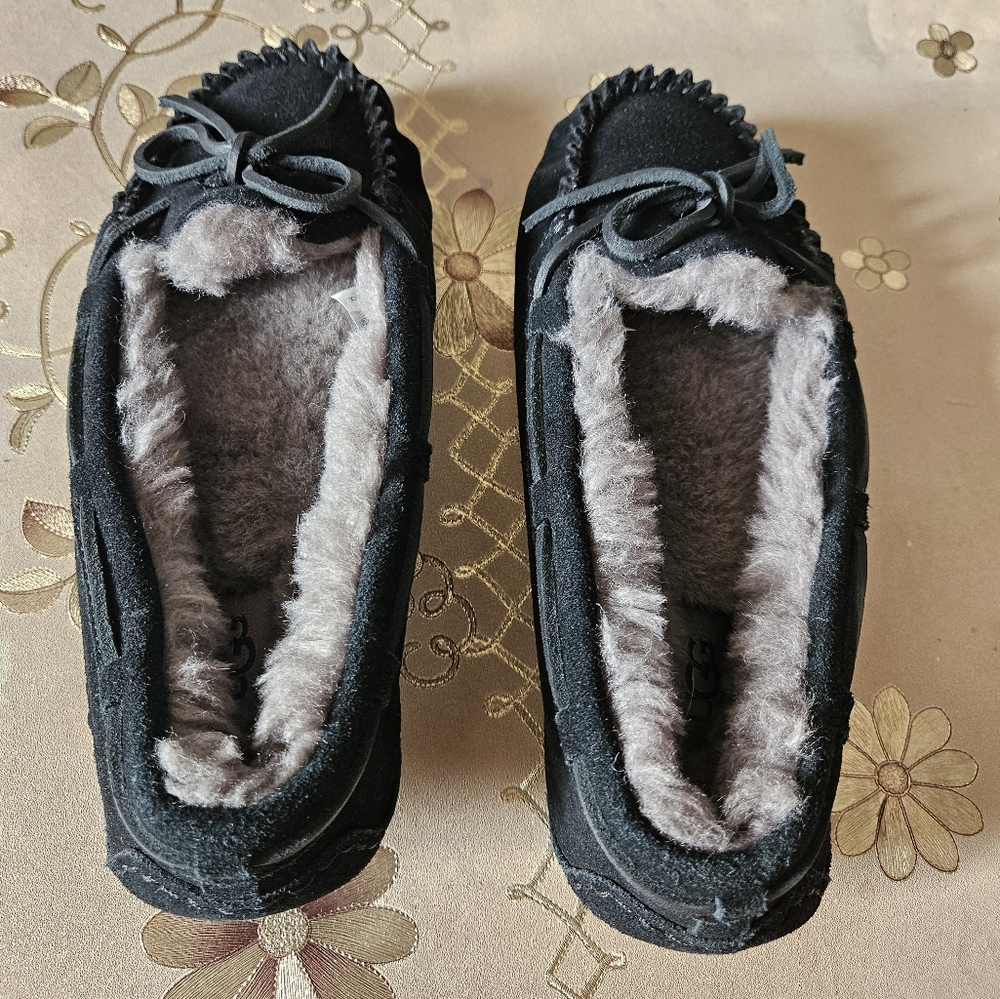 UGG  NWOB  Women's Dakota Fluff Black SIZE 7 - Picture 4 of 6